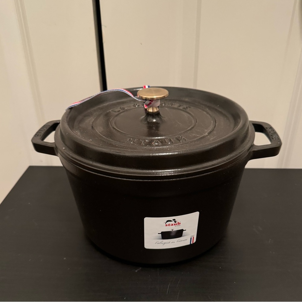 Staub 24 4qt 9-3/8” Cast Iron Round Dutch Oven Matte Black NEW